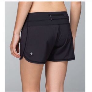 Lulu Lemon groovy run short "4"